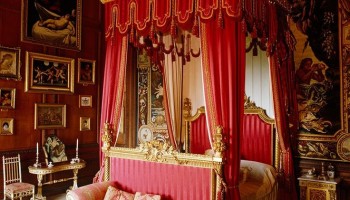 Queen victoria four poster bed